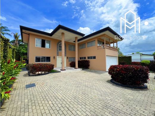 Luxury home in Colón, Mora