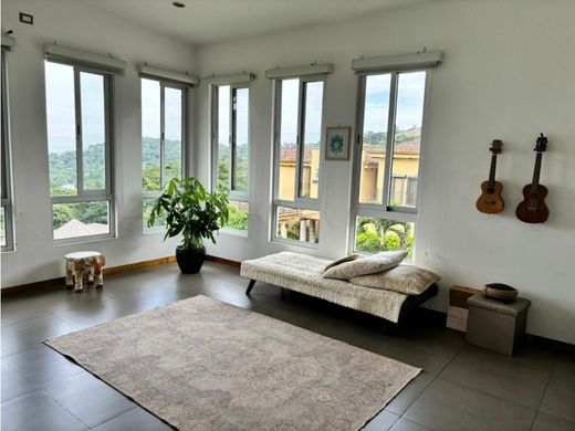 Luxury home in Colón, Mora