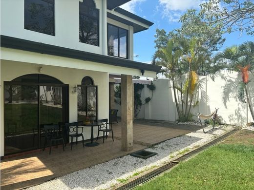Luxus-Haus in Santa Ana, Provincia de San José