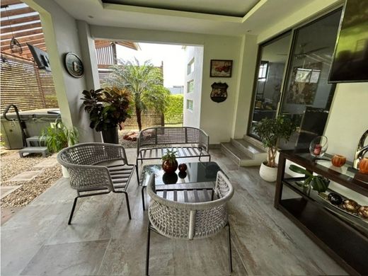 Guácima, Cantón de Alajuelaの高級住宅