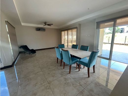 Casa de lujo en Guácima, Cantón de Alajuela