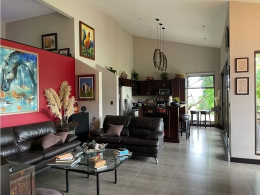 منزل ﻓﻲ Santa Ana, Provincia de San José