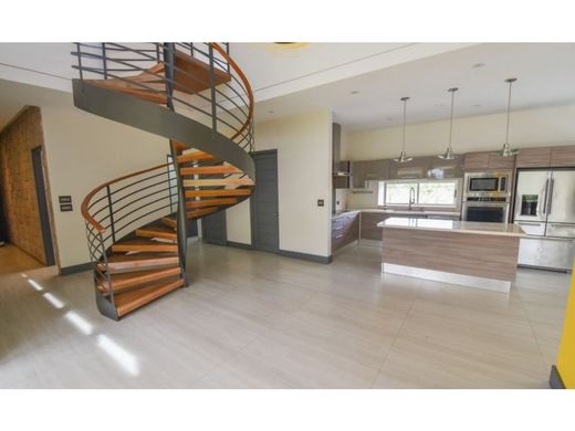 Lüks ev Guácima, Cantón de Alajuela