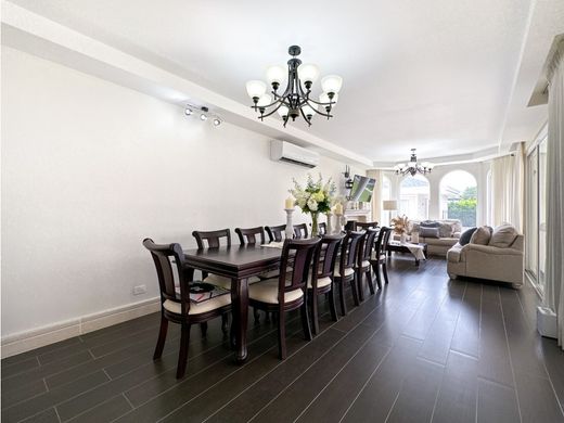 منزل ﻓﻲ Guácima, Cantón de Alajuela