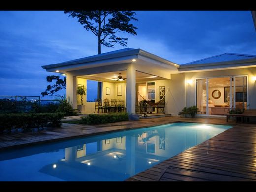 Luxury home in Colón, Mora