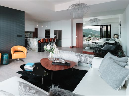 Apartment / Etagenwohnung in Santa Ana, Provincia de San José