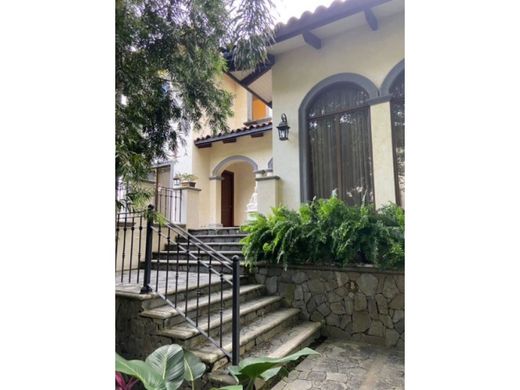 منزل ﻓﻲ Santa Ana, Provincia de San José