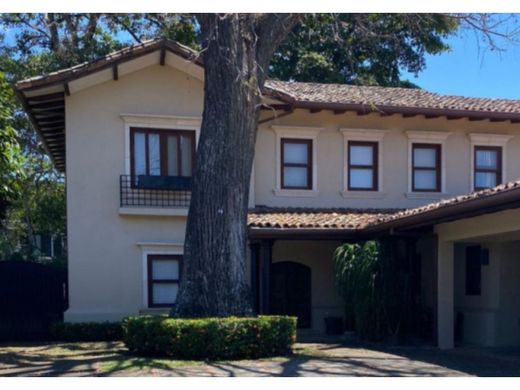 منزل ﻓﻲ Santa Ana, Provincia de San José