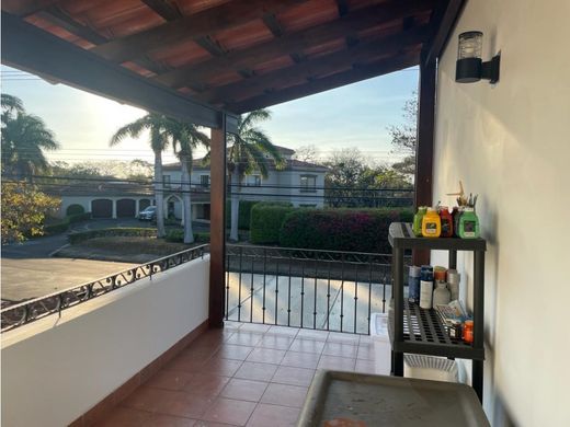 Luxus-Haus in Santa Ana, Provincia de San José