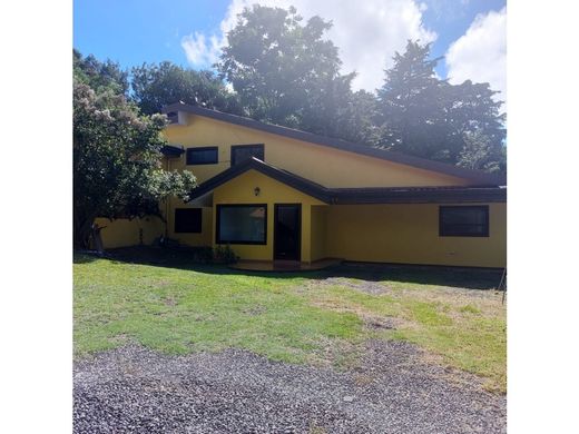 منزل ريفي ﻓﻲ San Rafael, Carrillo