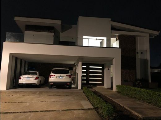 Luxury home in Guácima, Cantón de Alajuela