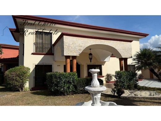 Luksusowy dom w Belén, Carrillo