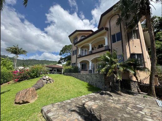 منزل ﻓﻲ Santa Ana, Provincia de San José