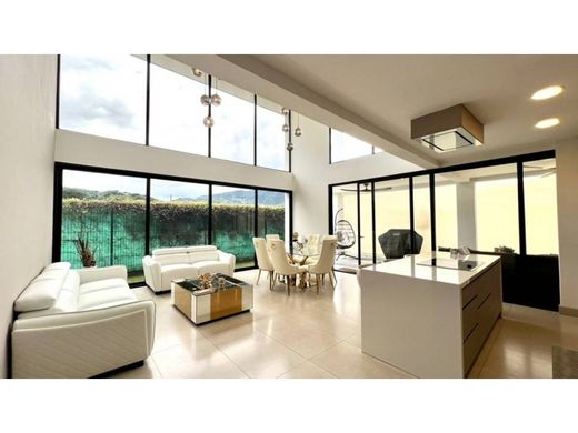 Kamienica w Santa Ana, Provincia de San José