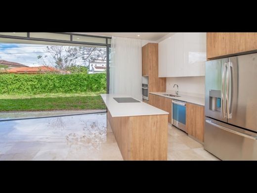 منزل ﻓﻲ Santa Ana, Provincia de San José