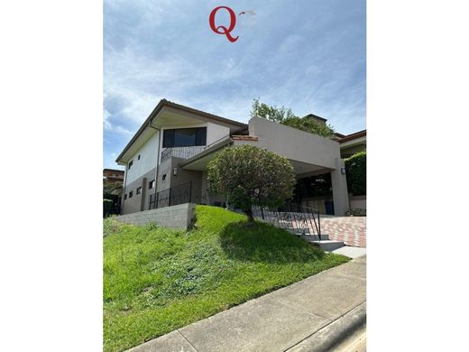 منزل ﻓﻲ Carlos María Ulloa, Provincia de San José