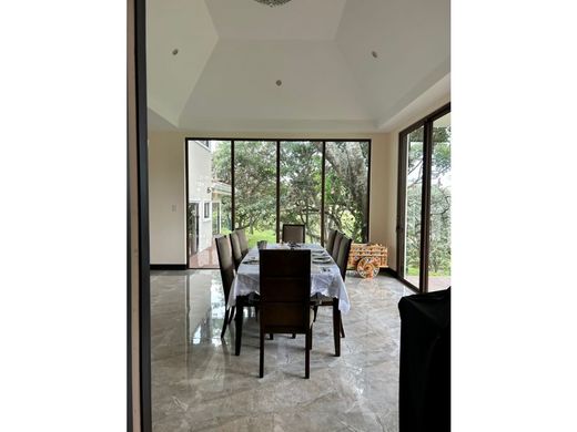 منزل ﻓﻲ Santa Ana, Provincia de San José