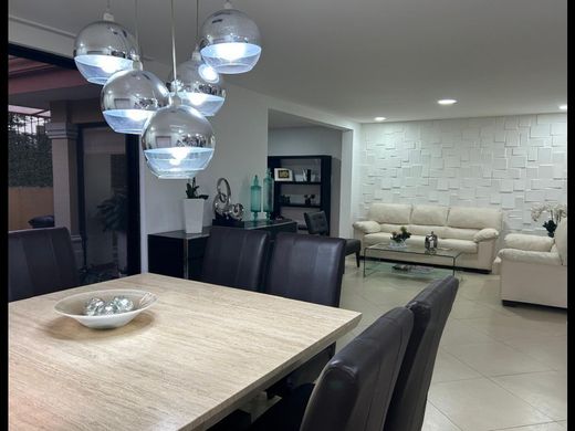 Элитный дом, Escazú, Provincia de San José