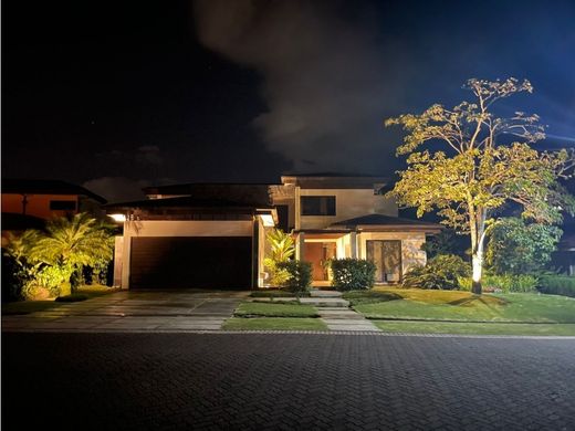 Casa de lujo en Guácima, Cantón de Alajuela