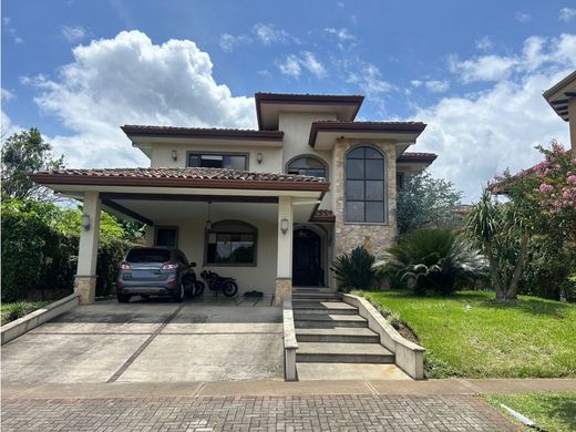 Luxury home in Santo Domingo, Provincia de Heredia