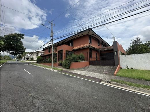 Casa de lujo en Belén, Carrillo