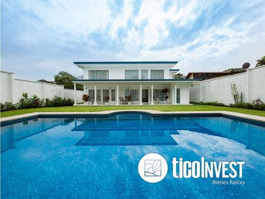 Luxury home in Colón, Mora