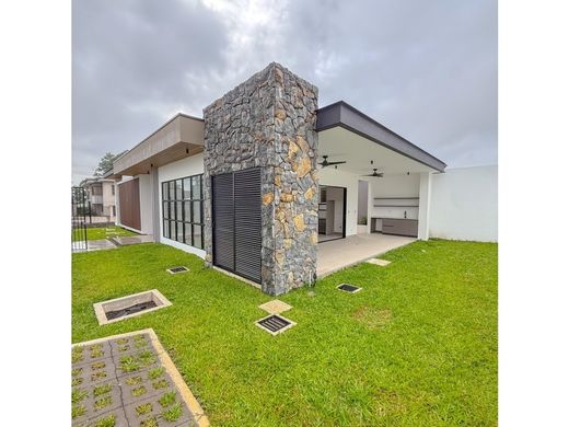 Luxus-Haus in Daniel Flores, Pérez Zeledón