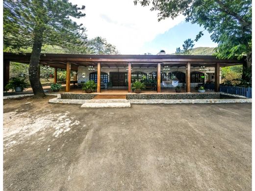 منزل ﻓﻲ Santa Ana, Provincia de San José