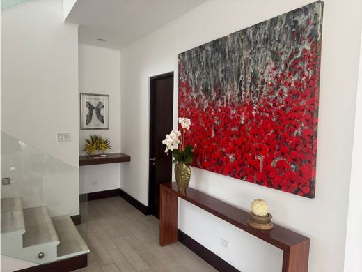 منزل ﻓﻲ Santa Ana, Provincia de San José