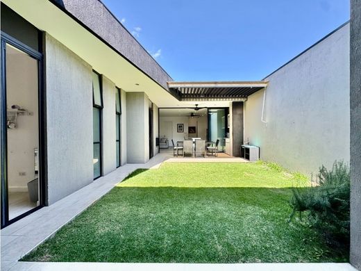 Edificio en Santa Ana, Provincia de San José