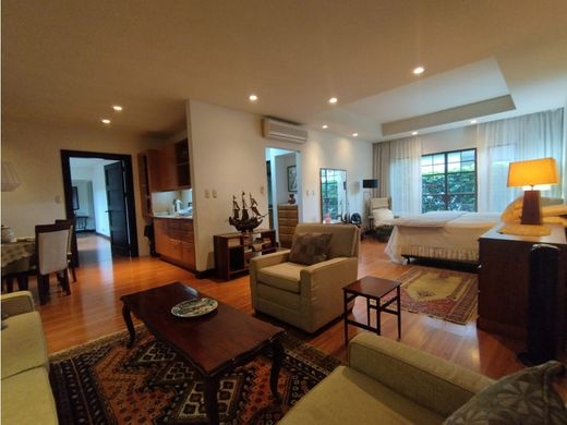 Kamienica w Santa Ana, Provincia de San José