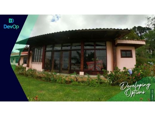 منزل ريفي ﻓﻲ Zarcero, Provincia de Alajuela