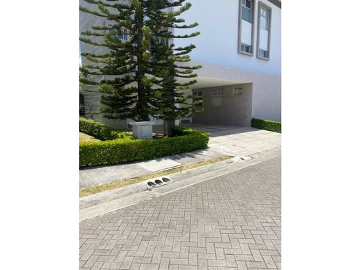 Luxury home in Santa Ana, Provincia de San José