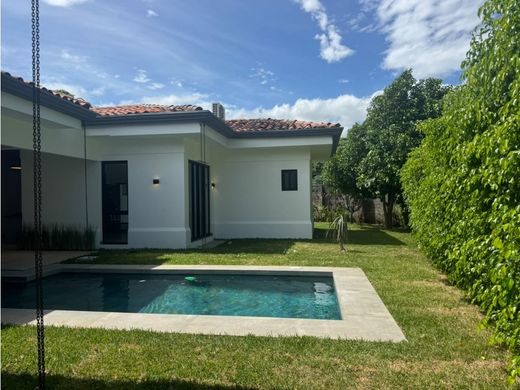 Luxus-Haus in Santa Ana, Provincia de San José