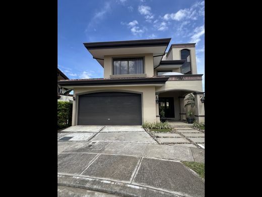 منزل ﻓﻲ Carlos María Ulloa, Provincia de San José