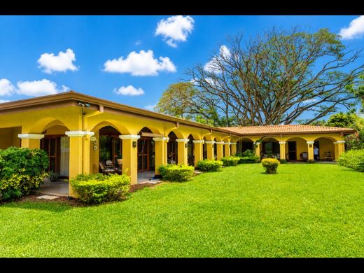Luxury home in Colon, Mora