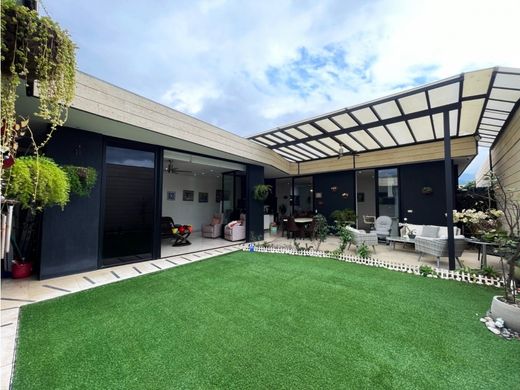 Kamienica w Santa Ana, Provincia de San José