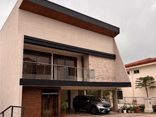 منزل ﻓﻲ Carlos María Ulloa, Provincia de San José