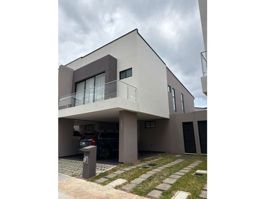 Luxury home in Santa Ana, Provincia de San José