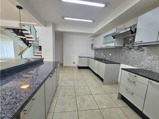 Luxus-Haus in Santa Ana, Provincia de San José
