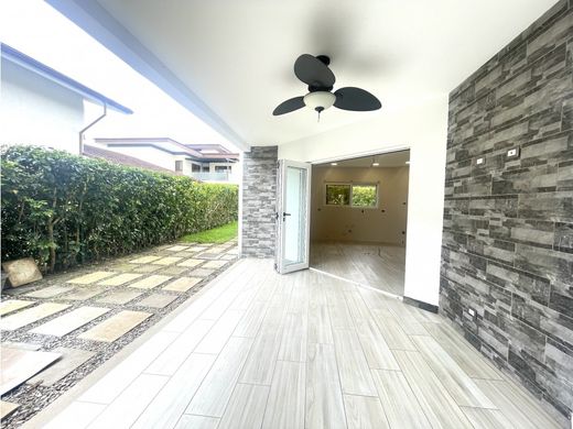 Casa de lujo en San Rafael, Provincia de Alajuela