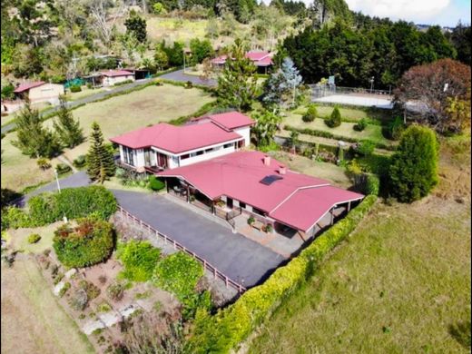 Luxe woning in Ochomogo, Cantón de Cartago