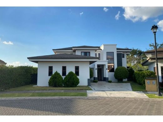 Lüks ev Guácima, Cantón de Alajuela