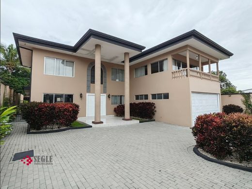 Luxus-Haus in Colón, Mora