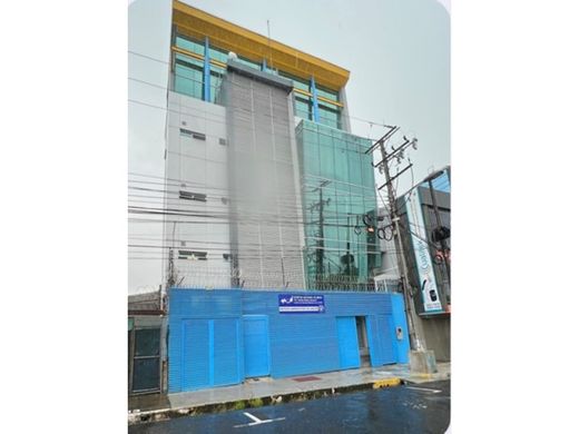 Edificio en Colón, Mora