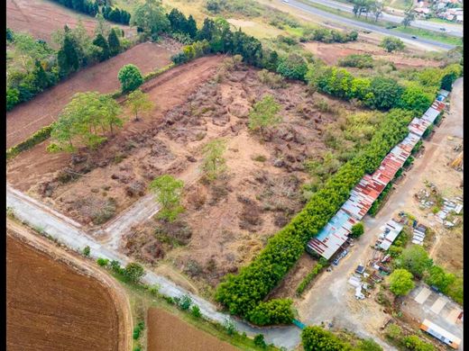 Grond in Ochomogo, Cantón de Cartago