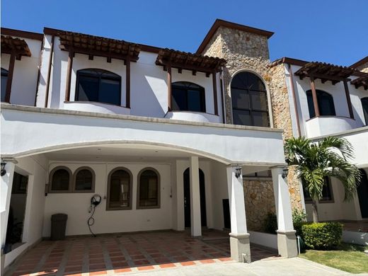 Luxus-Haus in Santa Ana, Provincia de San José