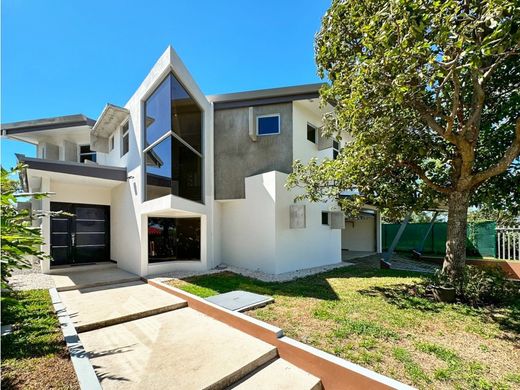 Luxury home in Belén, Carrillo