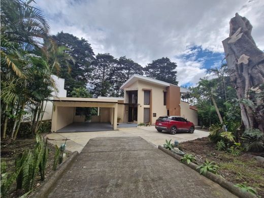 Luxe woning in San Rafael, Carrillo