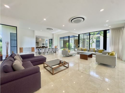 منزل ﻓﻲ Santa Ana, Provincia de San José